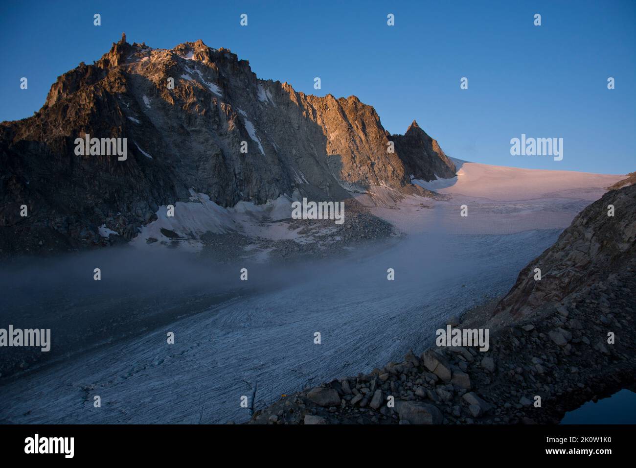 Morgendlicher Blick von der Cabane d'Orny auf den Portalet und den Orny-Gletscher Foto Stock