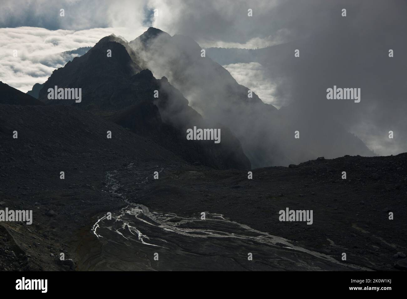 Dramatischer Blick auf eine Schwemmebene bei Orny in den Walliser Alpen Foto Stock