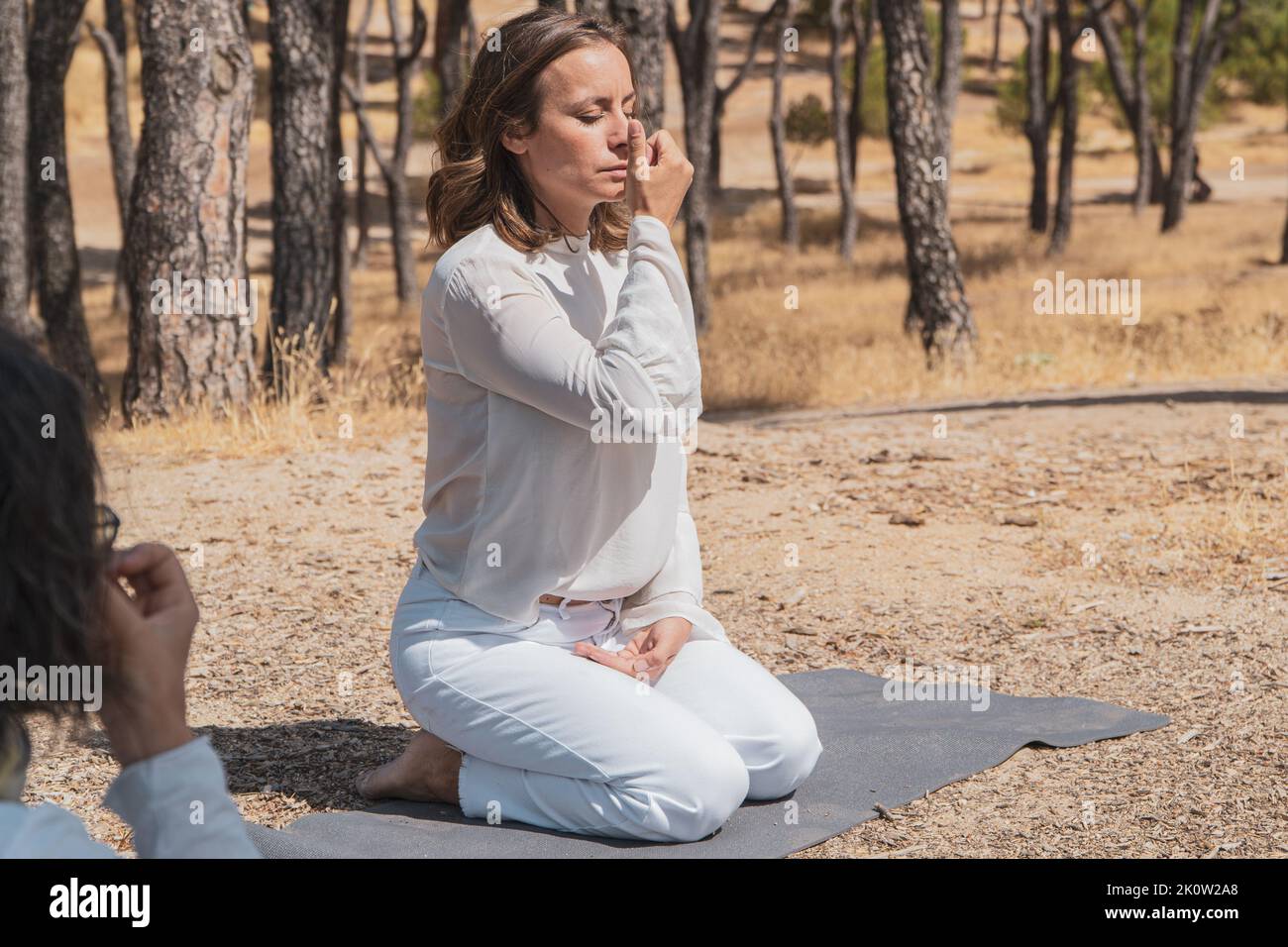 allenatore di consapevolezza pratica respiro pranayama su una terapia di gruppo Foto Stock
