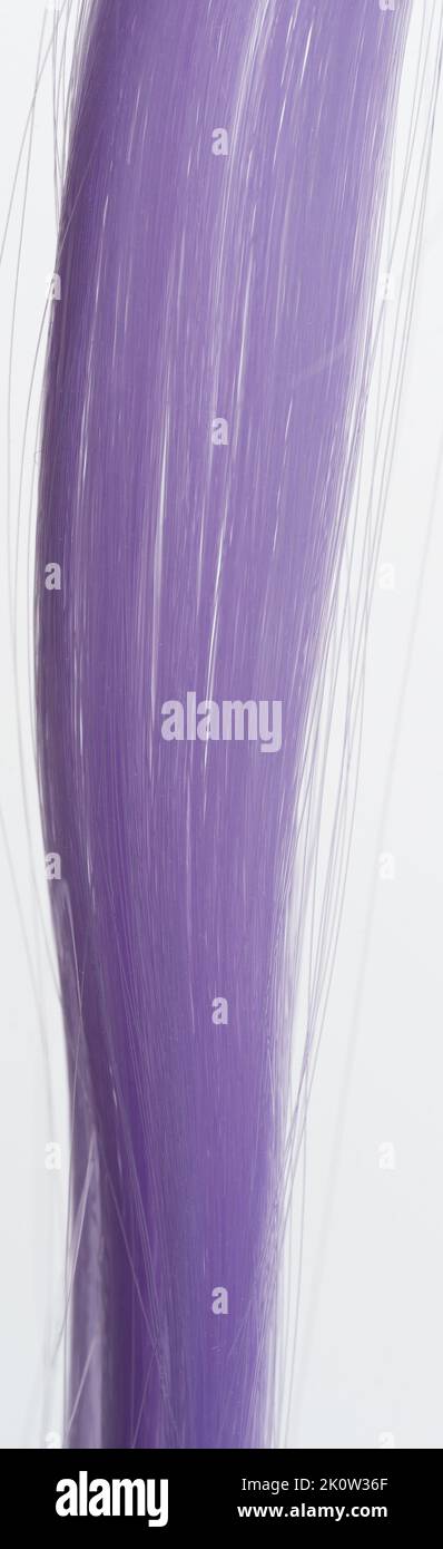 Ciocche di capelli viola dritte isolate su sfondo bianco studio Foto Stock