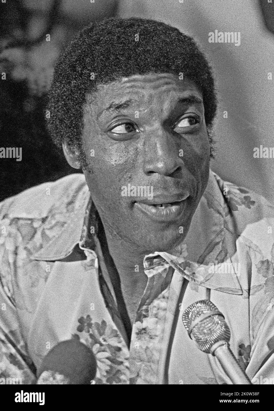 Willie McCovey, giocatore della squadra di baseball dei San Francisco Giants, risponde alle domande in una conferenza stampa, nel July1980 Foto Stock