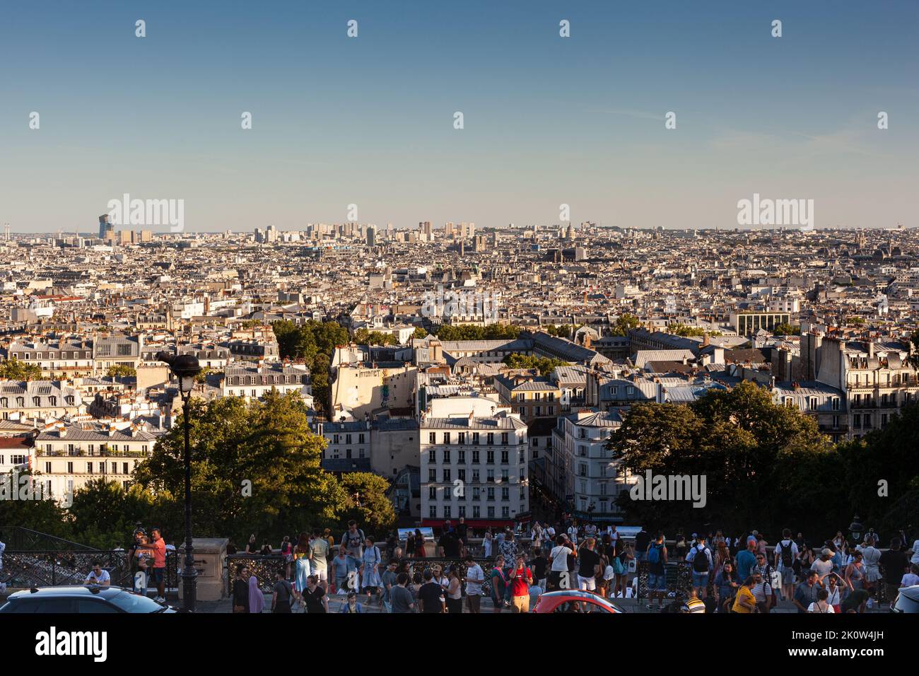 Parigi, Francia - Luglio, 15: Folla alla scalinata che guarda la città di Parigi dal suo punto più alto a Montmartre il 15 luglio 2022 Foto Stock