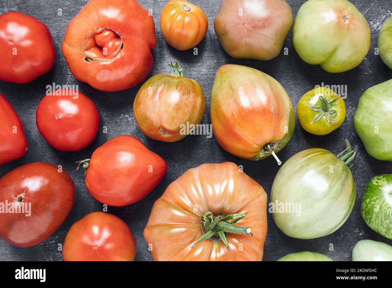 Varietà di pomodori biologici non trattati multicolori come sfondo naturale multicolori Foto Stock