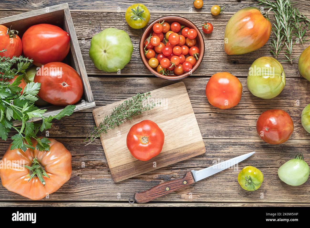 Pomodori multicolore non trattati su un tavolo di legno, vista dall'alto Foto Stock