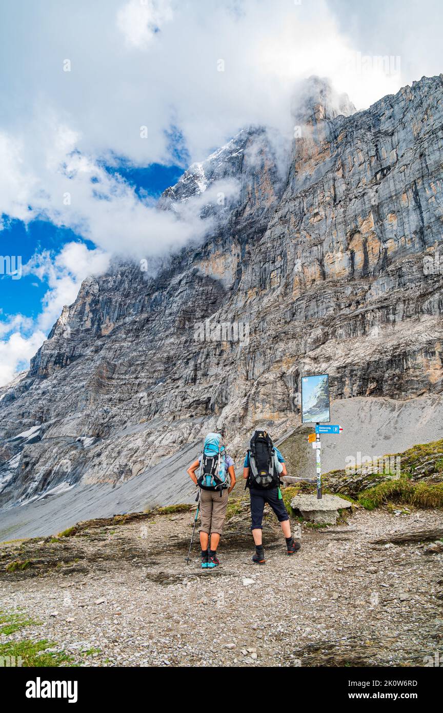 Escursionisti sul sentiero Eiger, sotto il lato nord della montagna Foto Stock