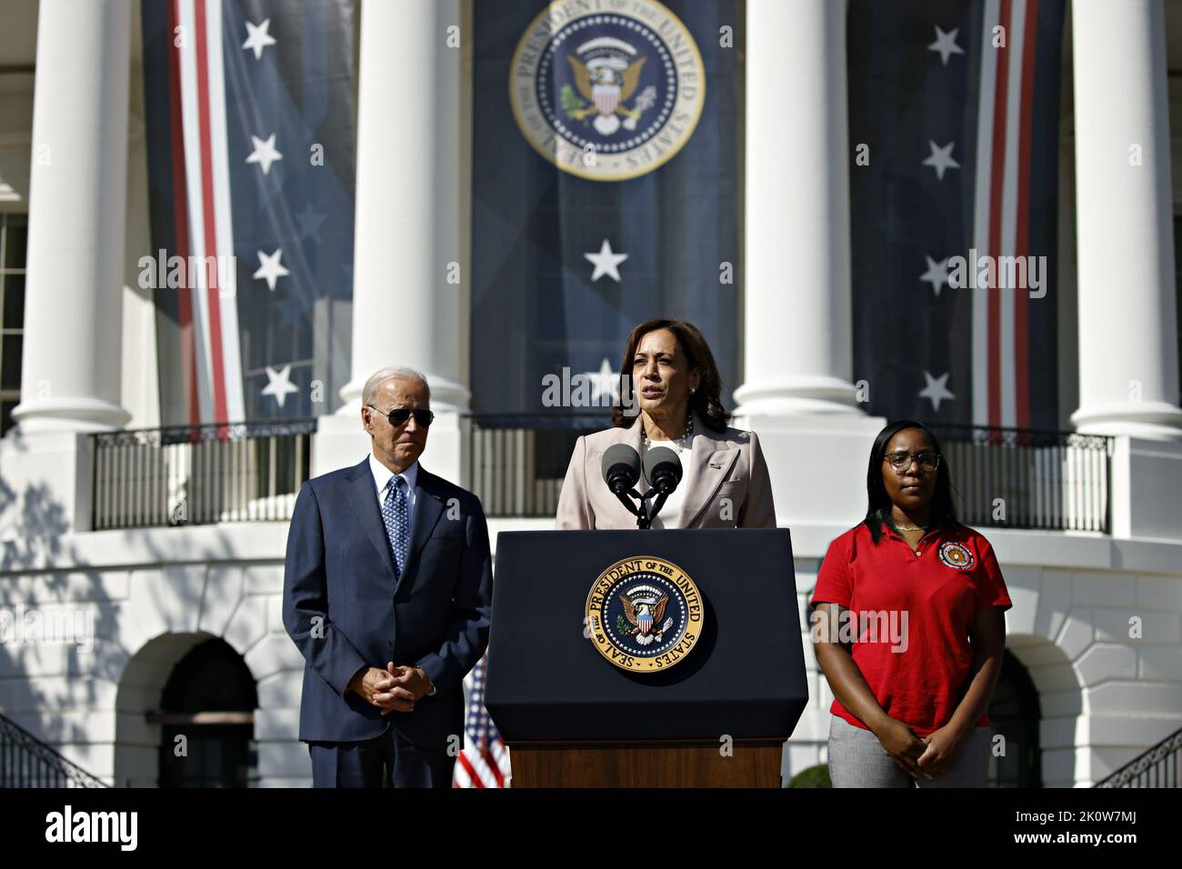 Washington, Stati Uniti. 13th Set, 2022. Il Vice Presidente DEGLI STATI UNITI Kamala Harris parla come Presidente degli Stati Uniti Joe Biden, a sinistra, e Lovette Jacobs, 5th anni International Brotherhood of Electrical Workers Local 103 apprendista elettrico, a destra, ascoltare durante un evento inflation Reduction Act sul prato meridionale della Casa Bianca a Washington, DC, Stati Uniti, il Martedì, 13 settembre, 2022. Biden sta cercando di capitalizzare su un improvviso arco di notizie economiche positive per trasformare la maggiore responsabilità politica dei democratici in un improbabile punto di forza per le elezioni. Foto di Sam Corum/UPI Credit: UPI/Alamy Live News Foto Stock