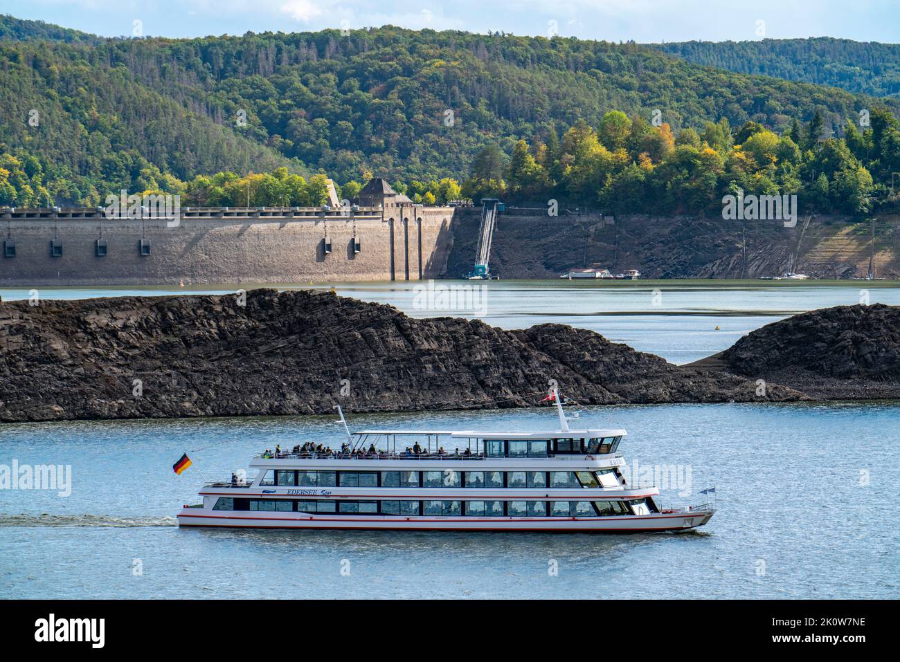 Il lago Edersee, vicino a Waldeck, il terzo bacino idrico più grande della Germania, è attualmente solo il 13% del suo livello normale, l'ultima volta che il lago era pieno è stato nel maggio 2 Foto Stock