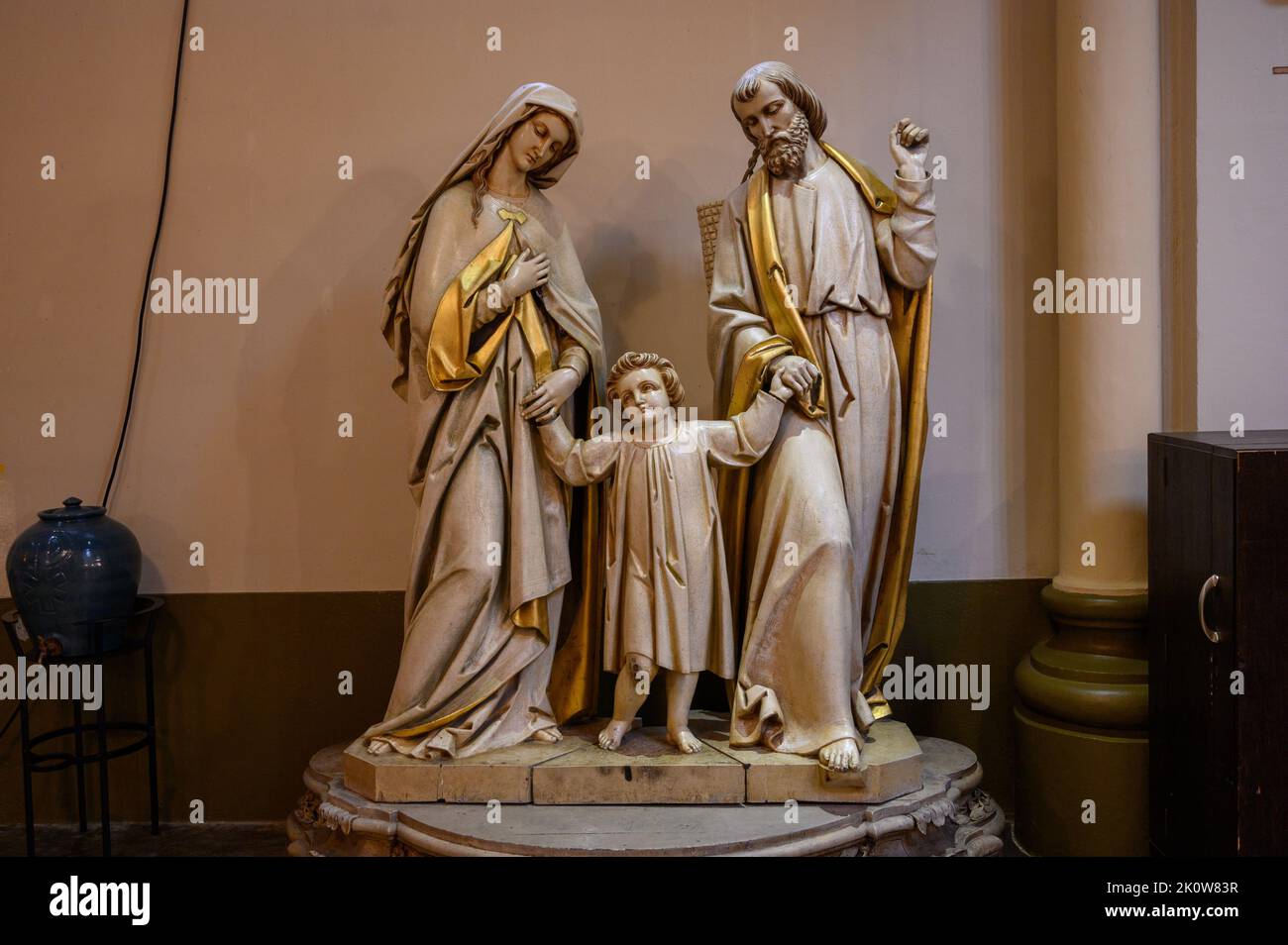 Scultura della Sacra Famiglia – Gesù, Maria e Giuseppe nella chiesa di Sant'Alfonso a Lussemburgo. Foto Stock