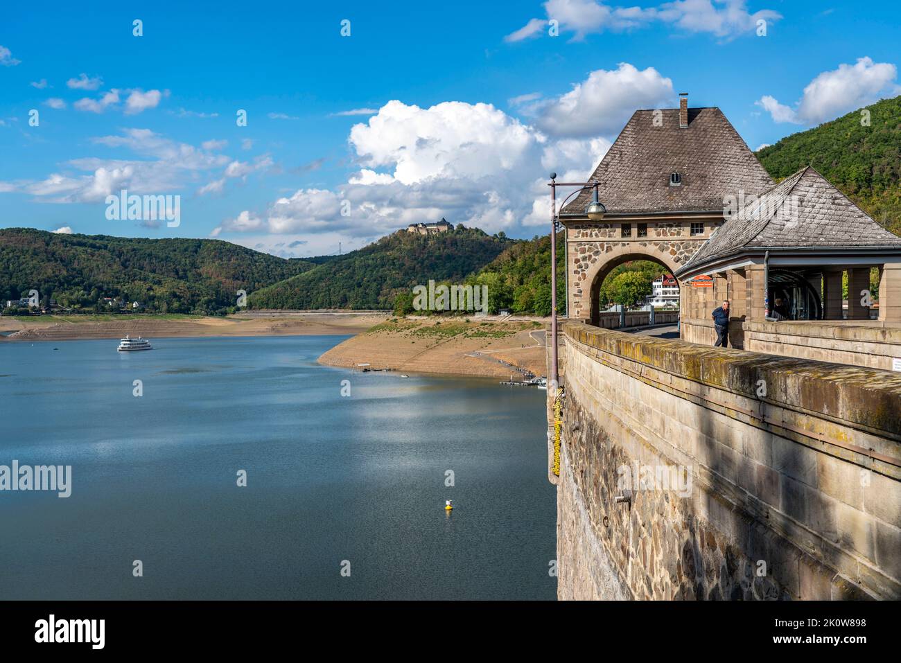 Il lago Edersee, vicino a Waldeck, il terzo bacino idrico più grande della Germania, è attualmente poco meno del 13% del suo livello normale, l'ultimo lago è stato pieno nel maggio 2022, dr Foto Stock