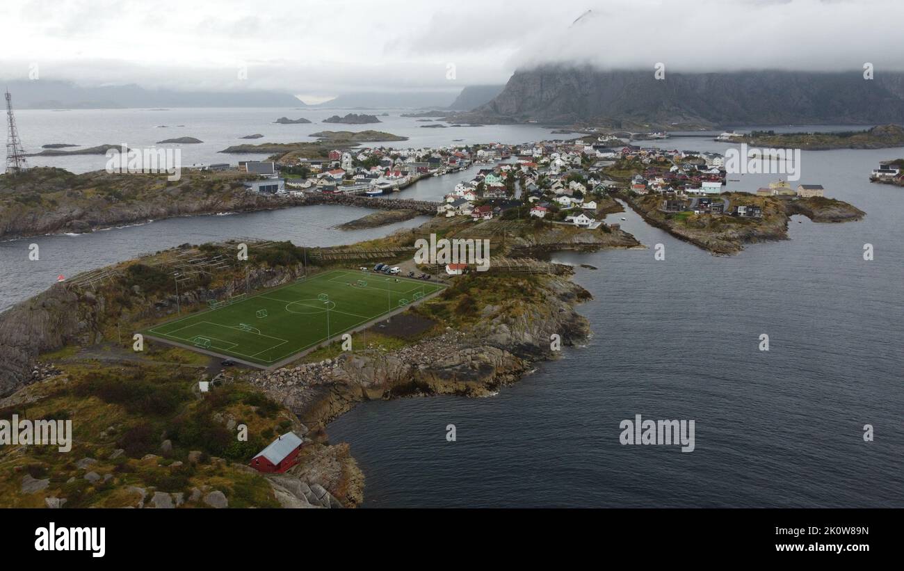 Veduta aerea del campo di calcio nel villaggio nordico di Henningsvaer, nelle isole Lofoten, Norvegia Foto Stock
