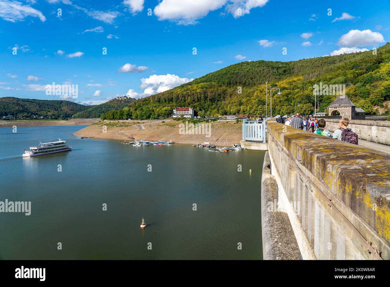 Il lago Edersee, vicino a Waldeck, il terzo bacino idrico più grande della Germania, è attualmente poco meno del 13% del suo livello normale, l'ultimo lago è stato pieno nel maggio 2022, dr Foto Stock