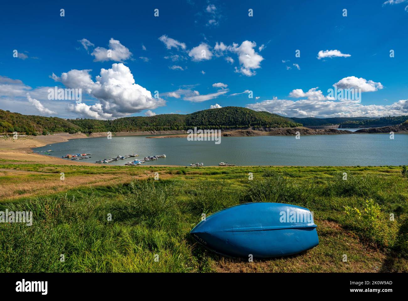 Il lago Edersee, vicino a Waldeck, il terzo bacino di riserva più grande della Germania, è attualmente poco meno del 13% del suo livello normale; l'ultima volta che il lago era pieno è stato dentro Foto Stock