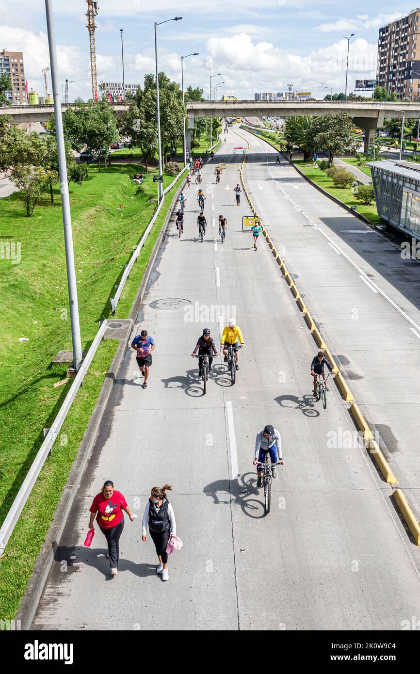 Bogota Colombia, Avenida El Dorado Calle 26, uomo uomo uomo maschio donna donna donna femmina, protetto segregata pista ciclabile rete bikeway Ciclovia all'aperto Foto Stock