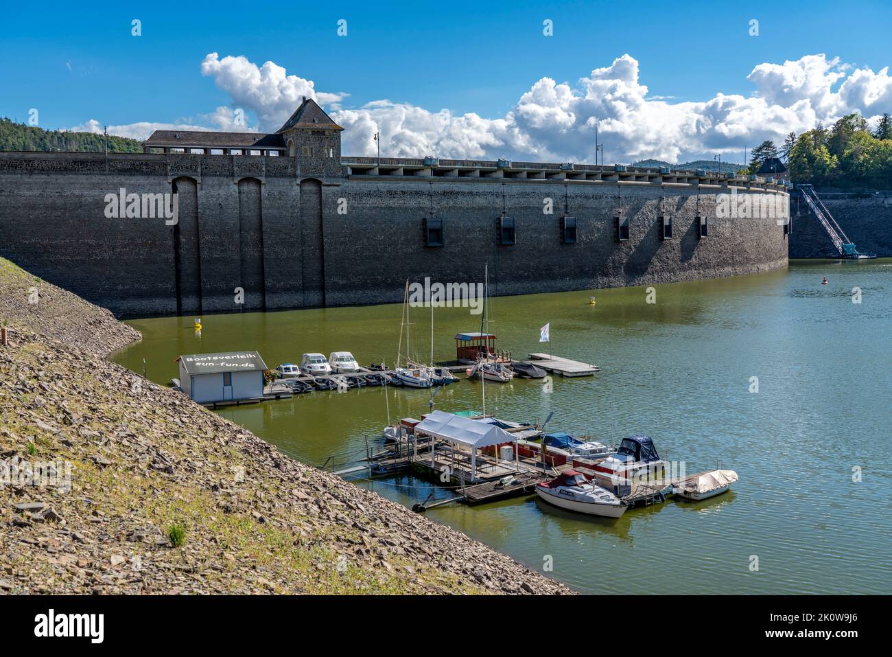 Il lago Edersee, vicino a Waldeck, il terzo bacino idrico più grande della Germania, è attualmente solo il 13% del suo livello normale, l'ultima volta in cui il lago era pieno Foto Stock