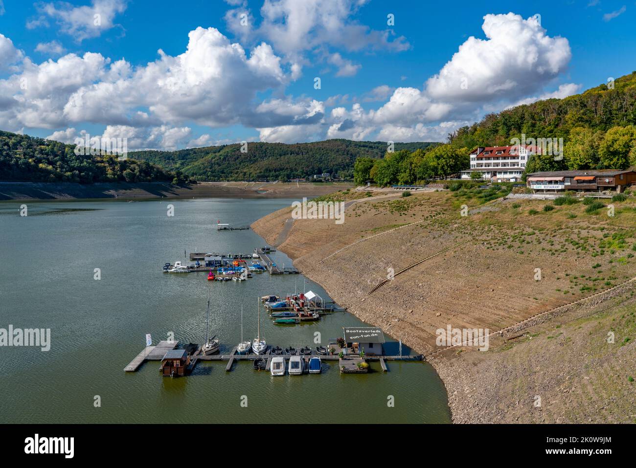Il lago Edersee, vicino a Waldeck, il terzo bacino idrico più grande della Germania, è attualmente solo il 13% del suo livello normale, l'ultima volta in cui il lago era pieno Foto Stock