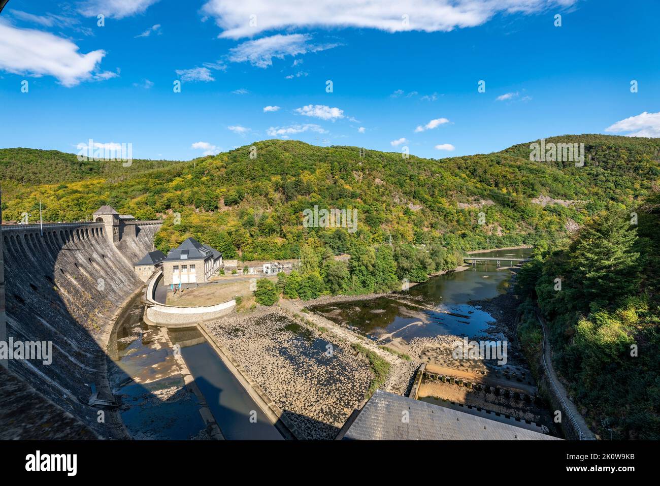 Il lago Edersee, vicino a Waldeck, il terzo bacino idrico più grande della Germania, è attualmente poco meno del 13% del suo livello normale, l'ultimo lago è stato pieno nel maggio 2022, dr Foto Stock