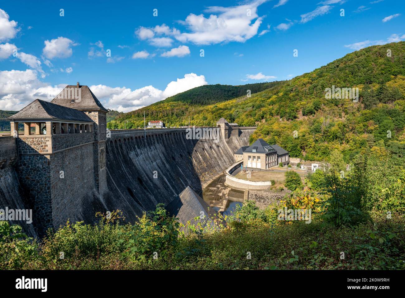Il lago Edersee, vicino a Waldeck, il terzo bacino idrico più grande della Germania, è attualmente poco meno del 13% del suo livello normale, l'ultimo lago è stato pieno nel maggio 2022, dr Foto Stock