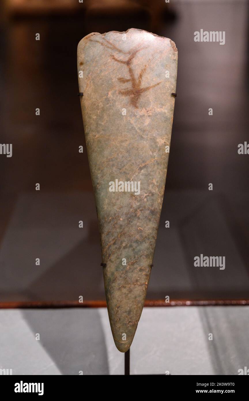 Lama di ascia di jadeite lucidata trovata in Bélebierg (Jungglinster). Periodo: Neolitico, dal 4500 al 2500 a.C.). Museo Nazionale di Storia e Arte in Lussemburgo. Foto Stock