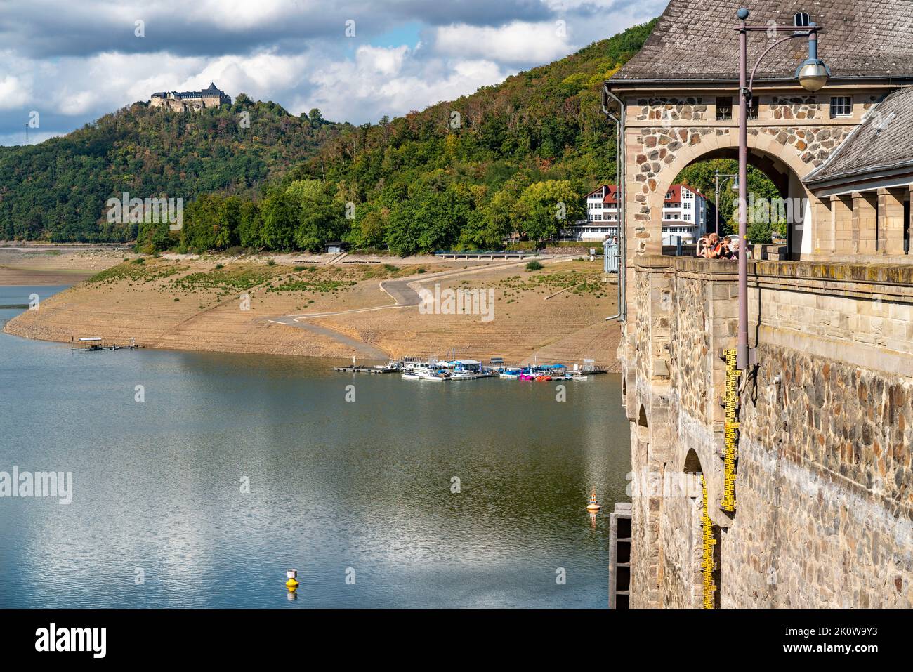 Il lago Edersee, vicino a Waldeck, il terzo bacino idrico più grande della Germania, è attualmente poco meno del 13% del suo livello normale, l'ultimo lago è stato pieno nel maggio 2022, dr Foto Stock