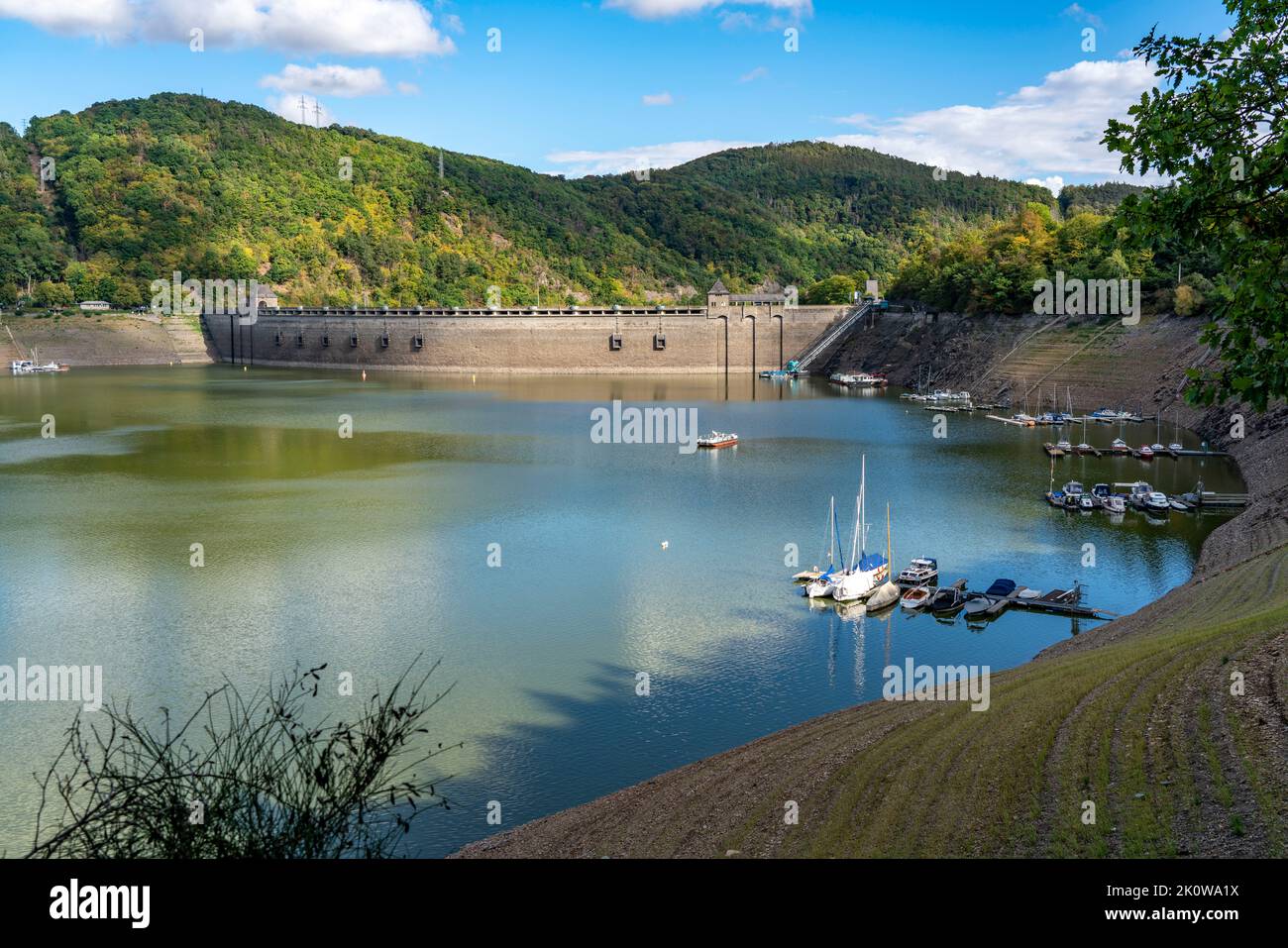 Il lago Edersee, vicino a Waldeck, il terzo bacino idrico più grande della Germania, è attualmente solo il 13% del suo livello normale, l'ultima volta in cui il lago era pieno Foto Stock