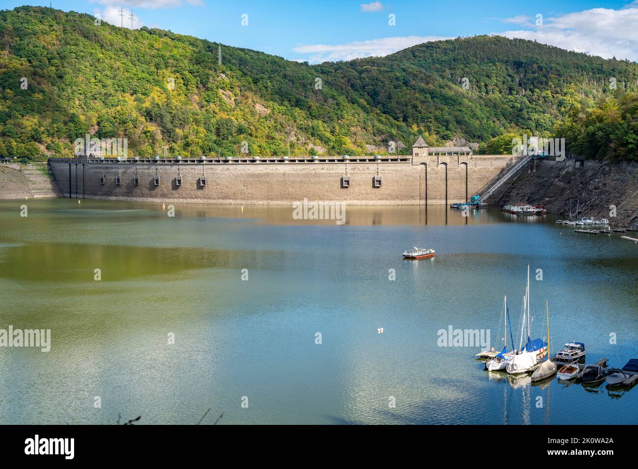 Il lago Edersee, vicino a Waldeck, il terzo bacino idrico più grande della Germania, è attualmente solo il 13% del suo livello normale, l'ultima volta in cui il lago era pieno Foto Stock
