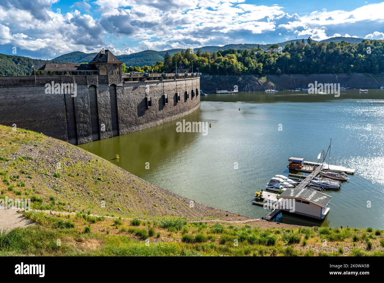 Il lago Edersee, vicino a Waldeck, il terzo bacino idrico più grande della Germania, è attualmente solo il 13% del suo livello normale, l'ultima volta in cui il lago era pieno Foto Stock