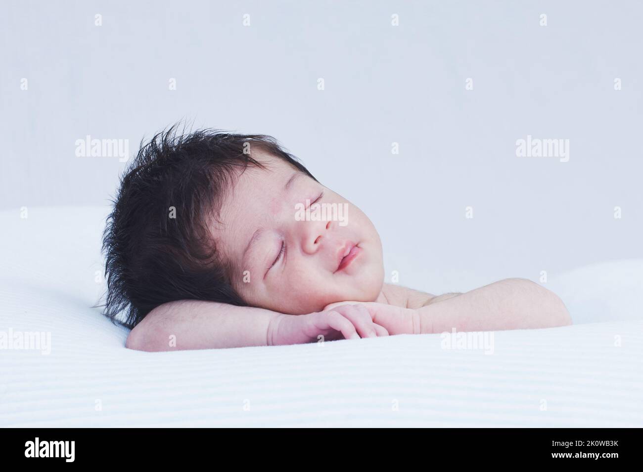 bambino appena nato che dorme e sogna. bambino che riposa su un cugino, spazio vuoto superiore Foto Stock
