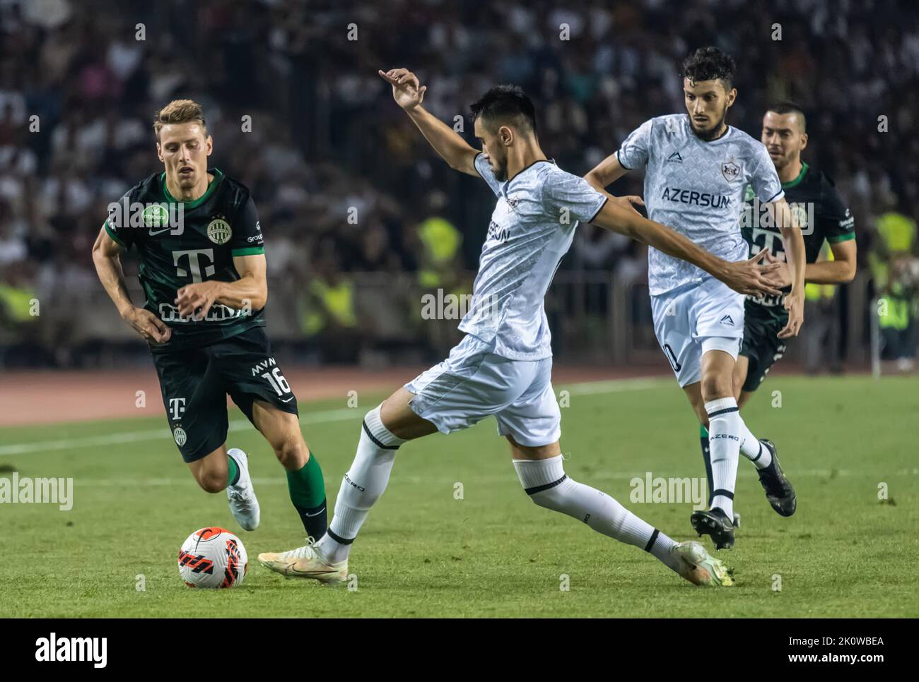 Baku, Azerbaigian – 3 agosto 2022. Il centrocampista di Ferencvaros Kristoffer Zachariassen e Qarabag winger Toral Bayramov durante la UEFA Champions League quali Foto Stock