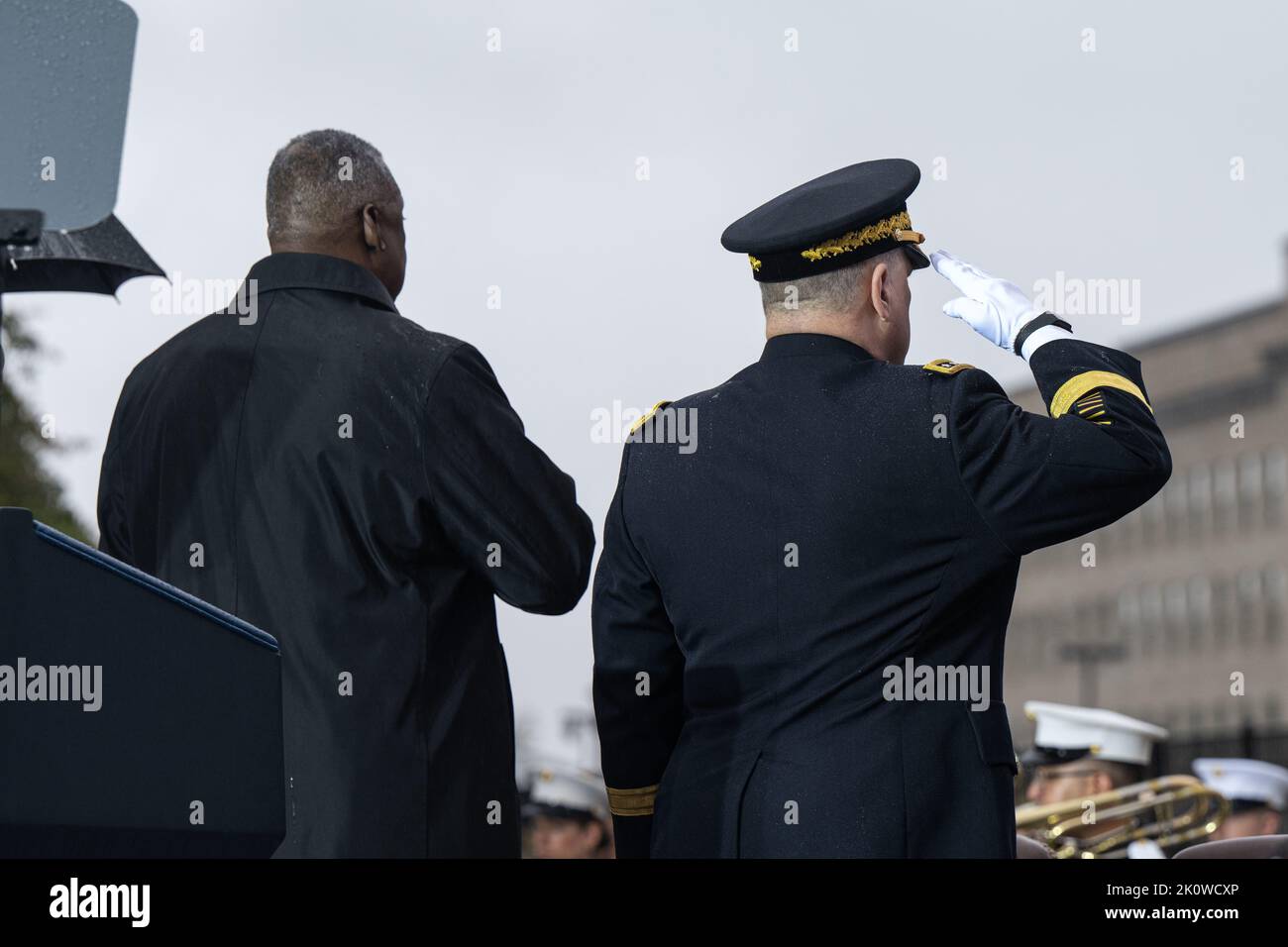 Washington, Stati Uniti d'America. 11 Settembre 2022. Il Segretario della Difesa degli Stati Uniti Lloyd Austin, a sinistra, e il Presidente del Gen. Mark Milley, a destra, salutano durante una cerimonia che ricorda le vittime degli attacchi al-Quida al National 9/11 Pentagon Memorial, 11 settembre 2022 ad Arlington, Virginia. La nazione ha segnato il 21st° anniversario degli attacchi terroristici che hanno ucciso quasi 3.000 persone. Credit: pO2 Alexander Kubitza/DOD Photo/Alamy Live News Foto Stock