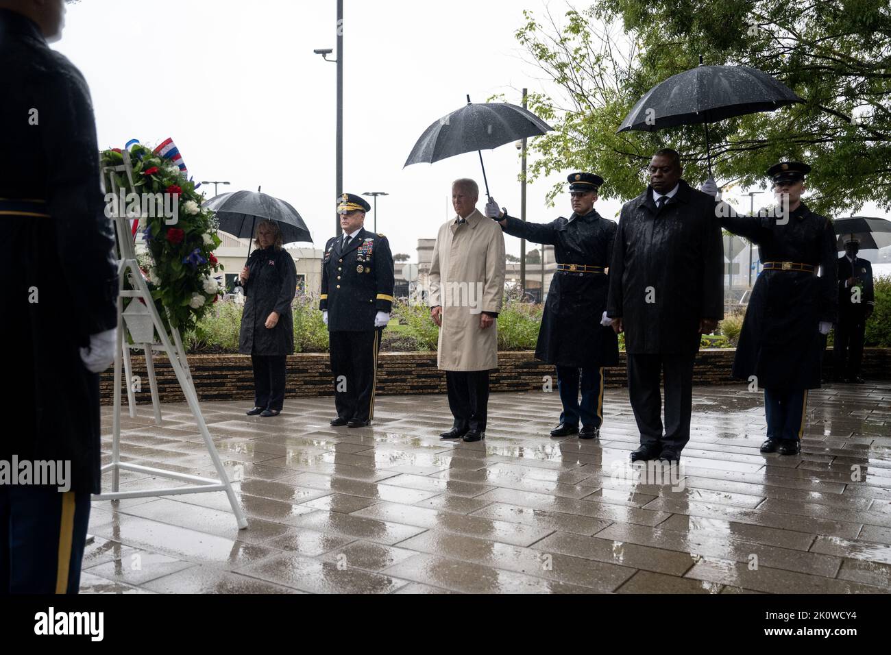 Washington, Stati Uniti d'America. 11 Settembre 2022. Il presidente degli Stati Uniti Joe Biden, al centro, è in piedi per un momento di silenzio durante una cerimonia che ricorda le vittime degli attacchi al-Quida al National 9/11 Pentagon Memorial, 11 settembre 2022 ad Arlington, Virginia. Da sinistra si trovano: Hollyanne Milley, presidente del GEN. Mark Milley, presidente Joe Biden e segretario della Difesa Lloyd Austin. Credit: pO2 Alexander Kubitza/DOD Photo/Alamy Live News Foto Stock