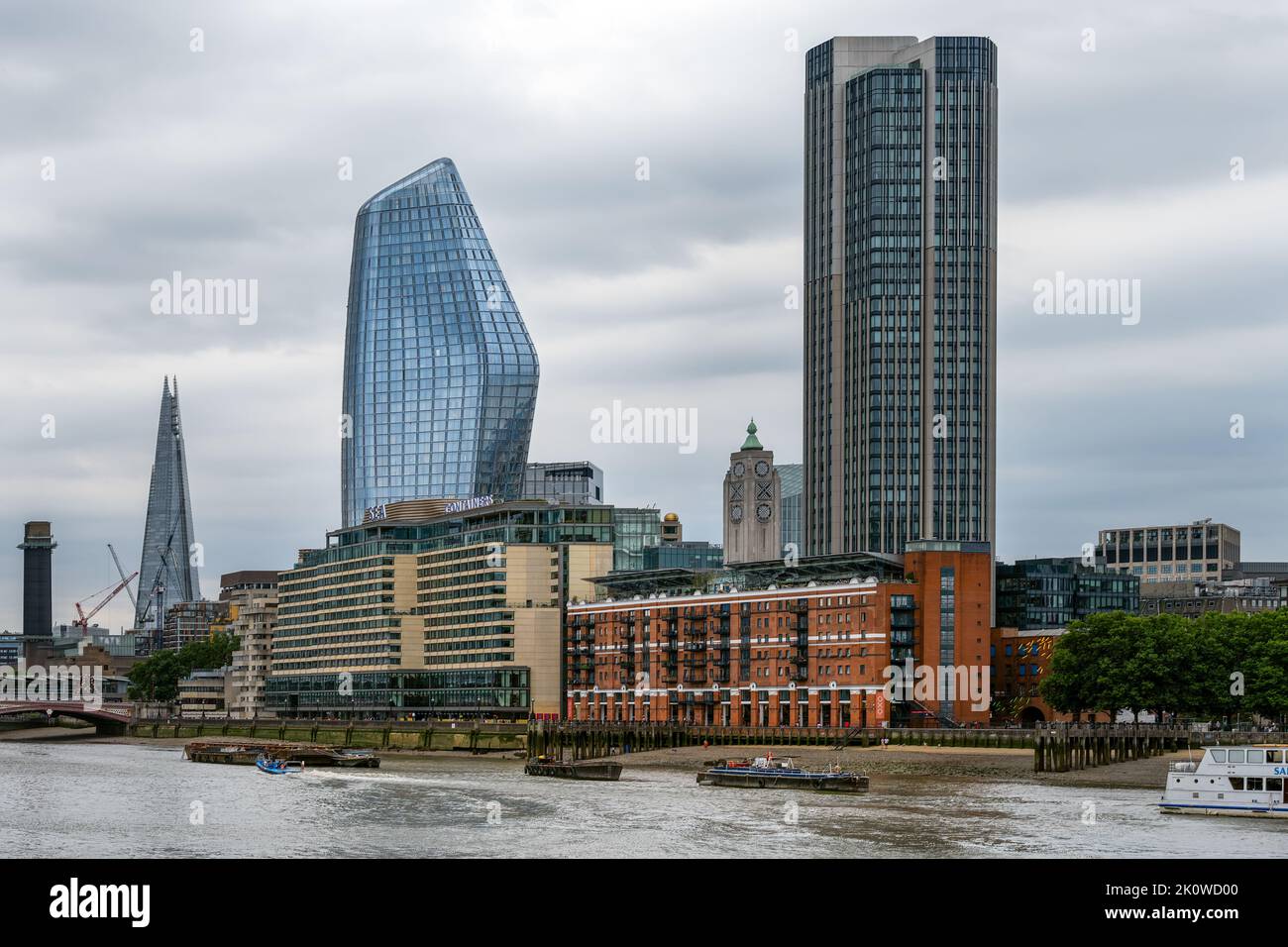 LONDRA, INGHILTERRA - 21st LUGLIO 2022: Edifici moderni sulla riva sud del Tamigi, Londra, Inghilterra Foto Stock
