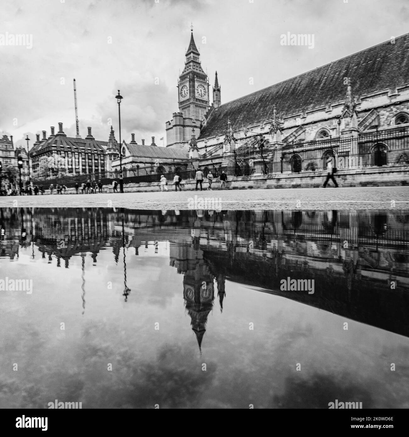 Il Parlamento ha riflettuto splendidamente in una pozza dopo la pioggia. Foto Stock
