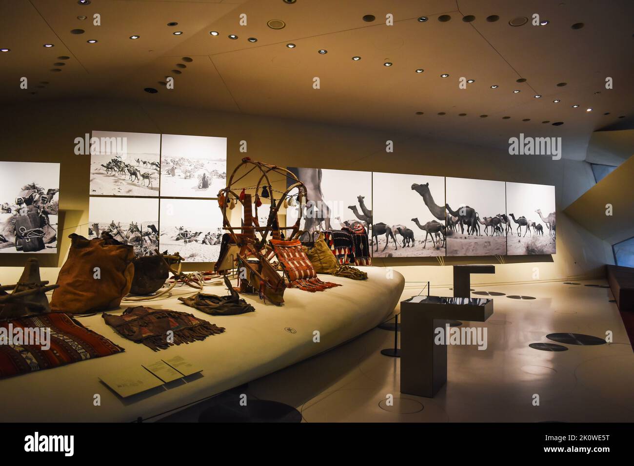 Interno del Museo Nazionale del Qatar, con pezzi esposti Foto Stock