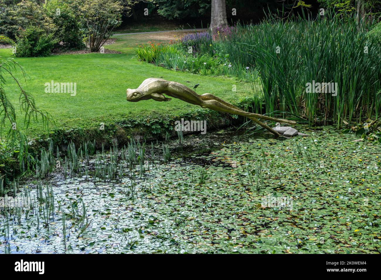 La scultura di Petr Holecek, Quack-Quack, polistirene con fibra di vetro, fa parte della serie Sculpture in Context nei Giardini Botanici nazionali, Irlanda. Foto Stock