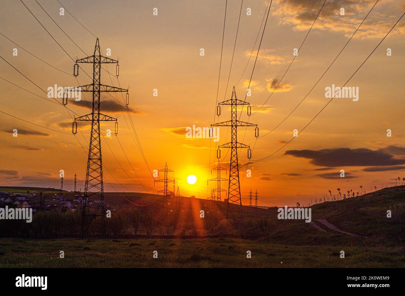 linee elettriche ad alta tensione al tramonto, torre di trasmissione elettrica ad alta tensione Foto Stock