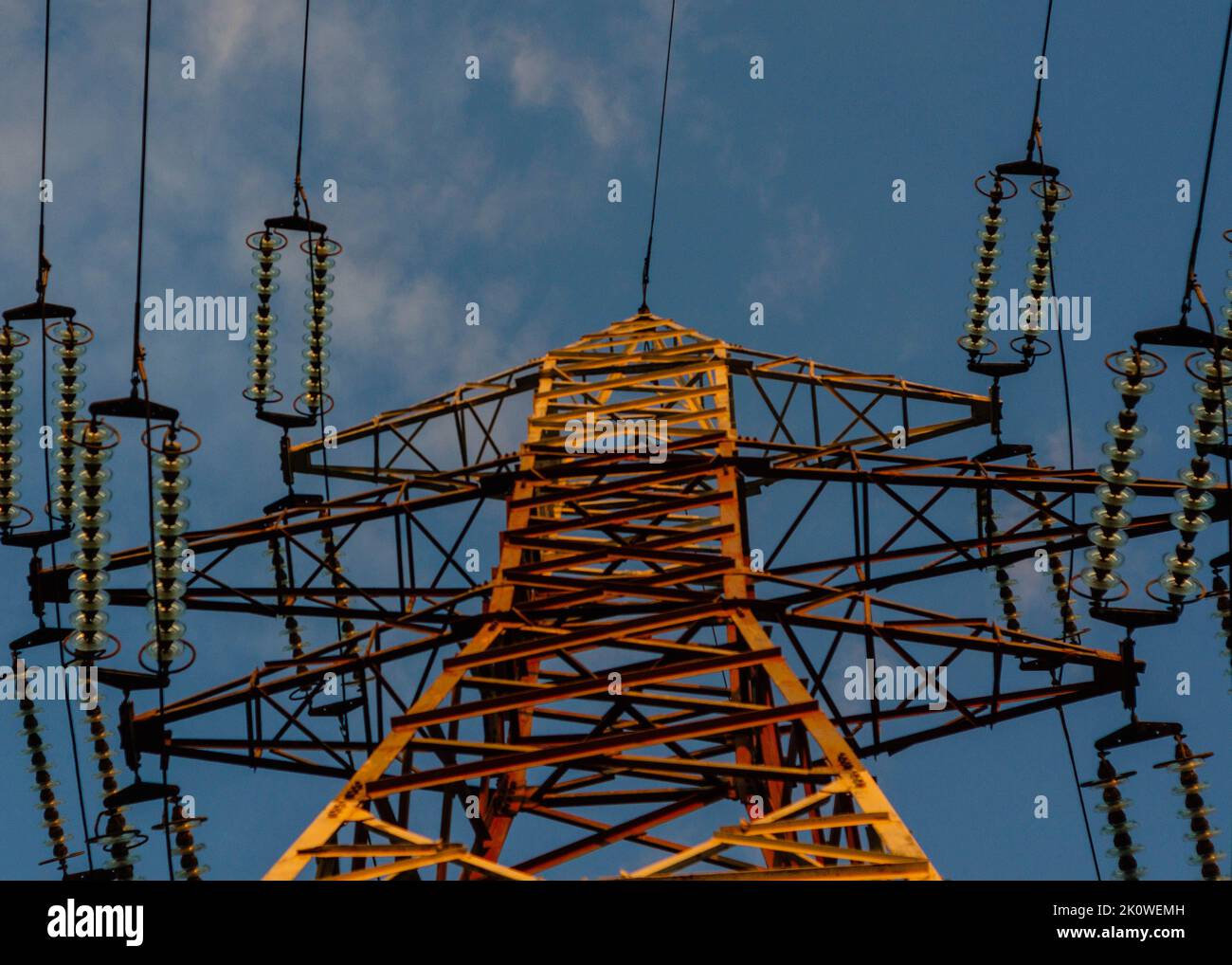 linee elettriche ad alta tensione al tramonto, torre di trasmissione elettrica ad alta tensione Foto Stock