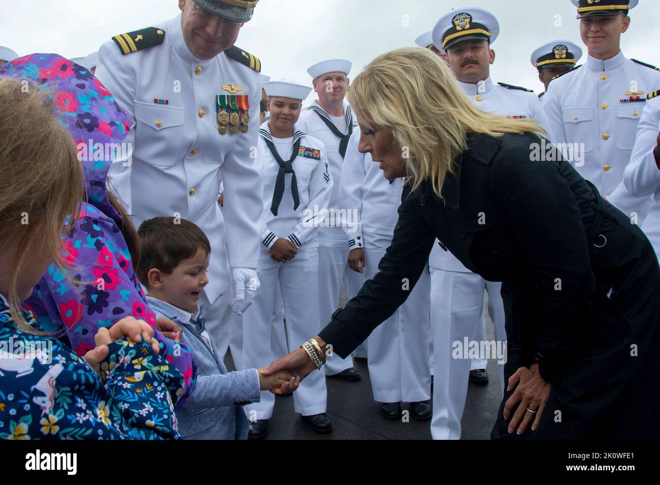 Shankville, Stati Uniti d'America. 11 Settembre 2022. La First Lady americana Jill Biden saluta i membri della famiglia USS Somerset durante la cerimonia di commemorazione degli attacchi terroristici del 911 al Flight 93 National Memorial, 11 settembre 2022 a Shankville, Pennsylvania. La nazione ha segnato il 21st° anniversario degli attacchi terroristici di al-Qaida che hanno ucciso quasi 3.000 persone. Credit: MC1 Benjamin Dobbs/US Navy Photo/Alamy Live News Foto Stock