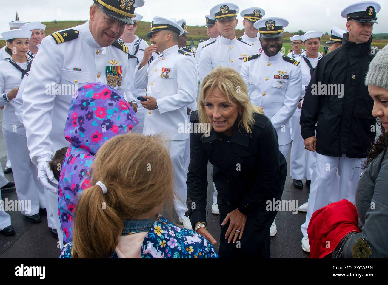 Shankville, Stati Uniti d'America. 11 Settembre 2022. La First Lady americana Jill Biden saluta i membri della famiglia USS Somerset durante la cerimonia di commemorazione degli attacchi terroristici del 911 al Flight 93 National Memorial, 11 settembre 2022 a Shankville, Pennsylvania. La nazione ha segnato il 21st° anniversario degli attacchi terroristici di al-Qaida che hanno ucciso quasi 3.000 persone. Credit: MC1 Benjamin Dobbs/US Navy Photo/Alamy Live News Foto Stock