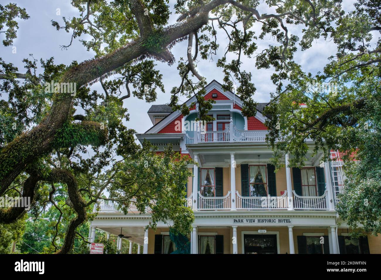 NEW ORLEANS, LA, Stati Uniti d'America - 7 SETTEMBRE 2022: Livello superiore del Parkview Historic Hotel e un esteso albero di quercia vivo su St. Charles Avenue Foto Stock