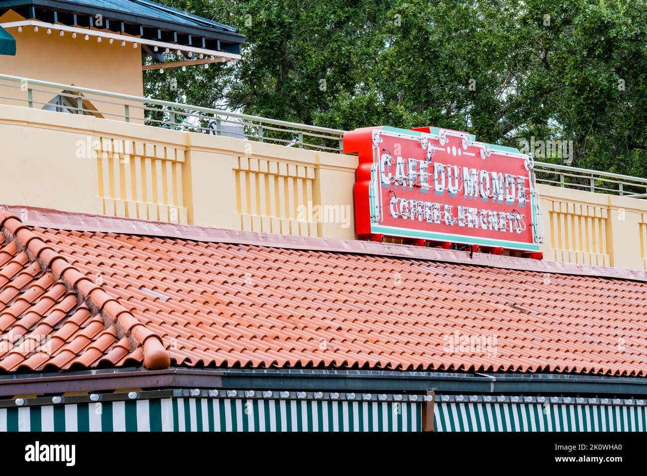 NEW ORLEANS, LA, USA - 22 SETTEMBRE 2019: Cartello del Cafe Du Monde e cima dell'edificio nel City Park Foto Stock