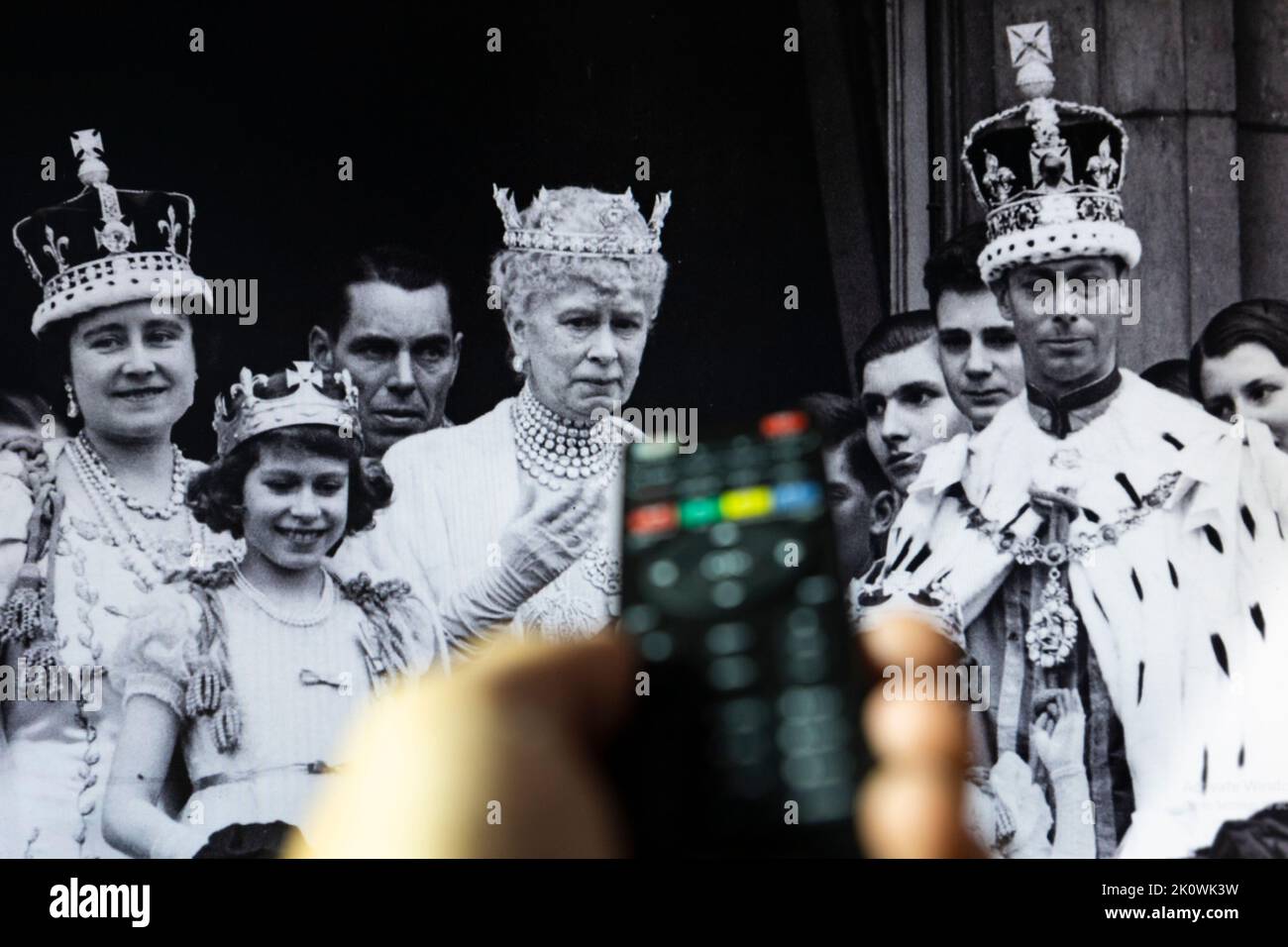Belgrado, Serbia - 12 settembre 2022: Guardare re Giorgio VI incoronazione all'Abbazia di Westminster, Londra, il 12 maggio 1937 documentario in tv con telecomando Foto Stock