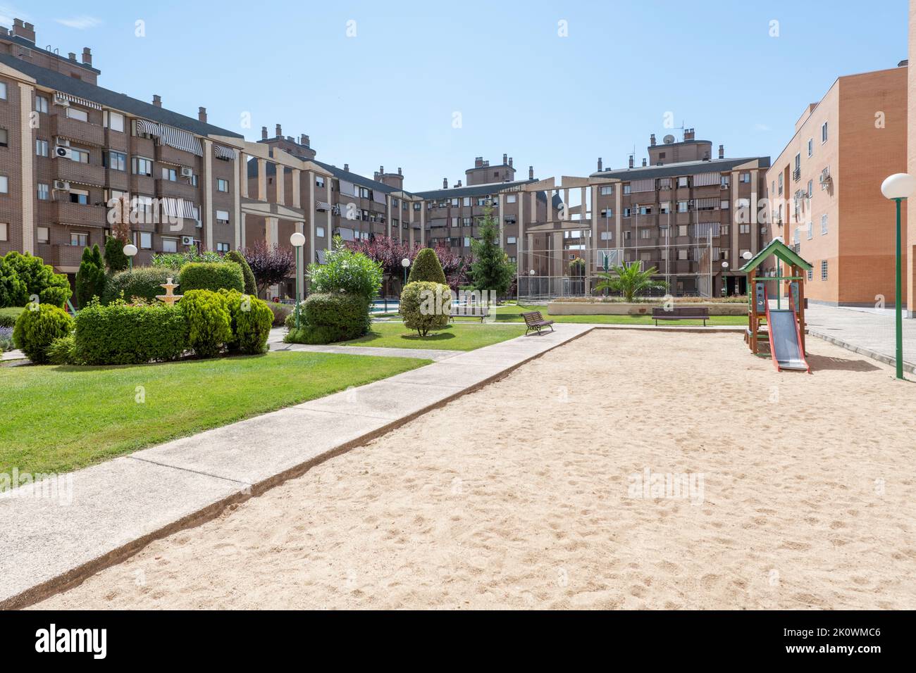 Aree comuni per la ricreazione dei bambini in un'urbanizzazione di edifici residenziali con un ampio giardino Foto Stock