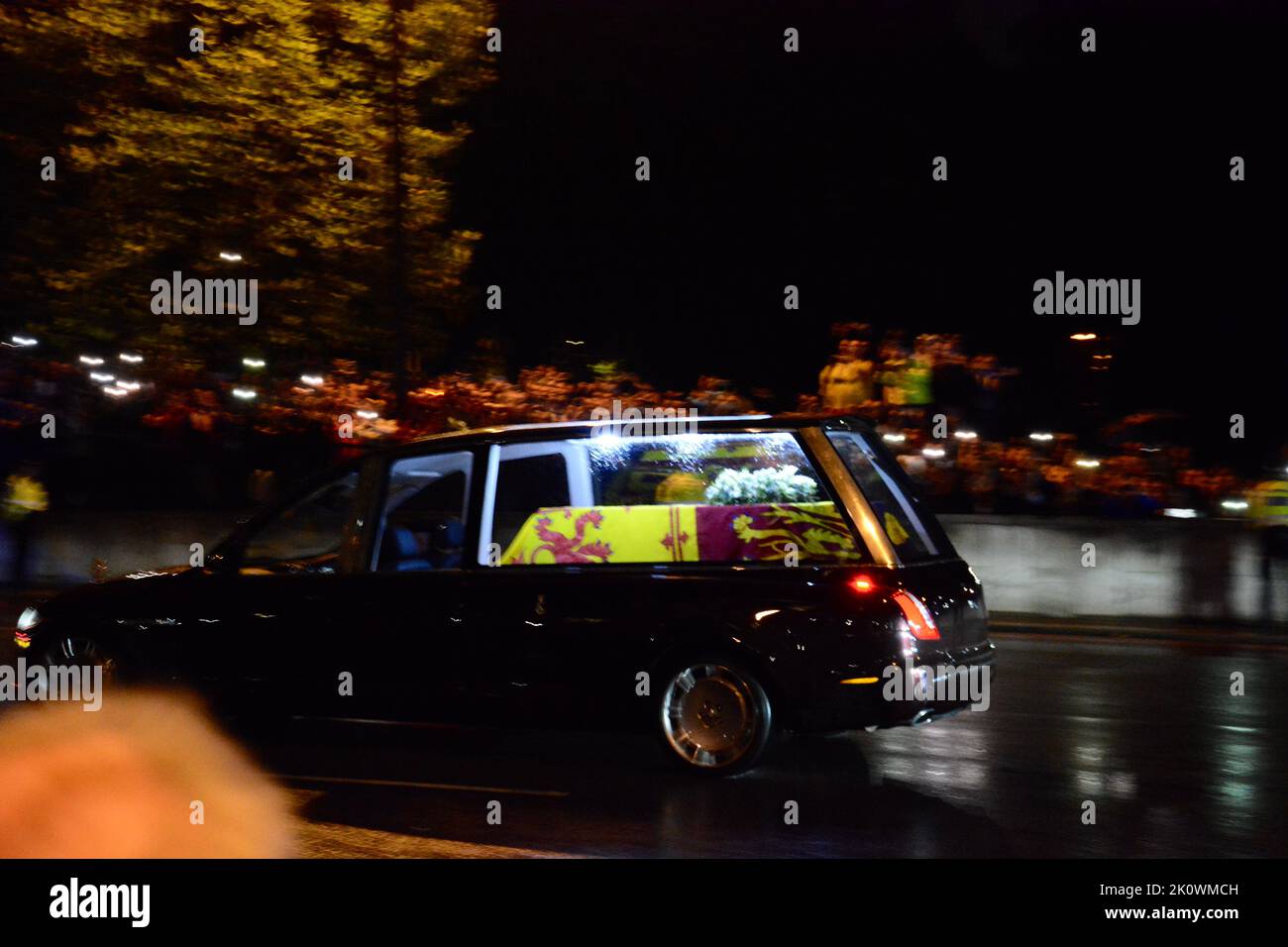 La notte la Regina Elisabetta II tornò a Londra dopo essere passata via in Scotland.Her, il suo percorso verso Buckingham Palace. Foto Stock