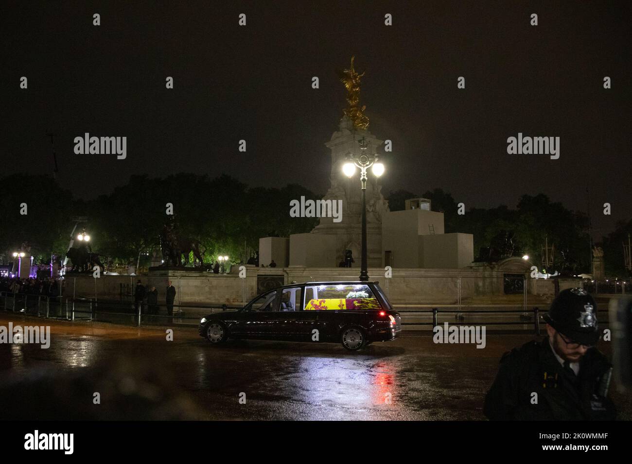 Londra, Inghilterra. 13th Settembre 2022. I pianti hanno costeggiato la strada di fronte a Buckingham Palace per rendere omaggio alla Regina durante il suo ultimo viaggio a Buckingham Palace. Credit: Kiki Streitberger / Alamy Live News Foto Stock