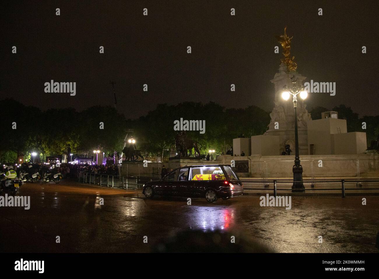 Londra, Inghilterra. 13th Settembre 2022. I pianti hanno costeggiato la strada di fronte a Buckingham Palace per rendere omaggio alla Regina durante il suo ultimo viaggio a Buckingham Palace. Credit: Kiki Streitberger / Alamy Live News Foto Stock