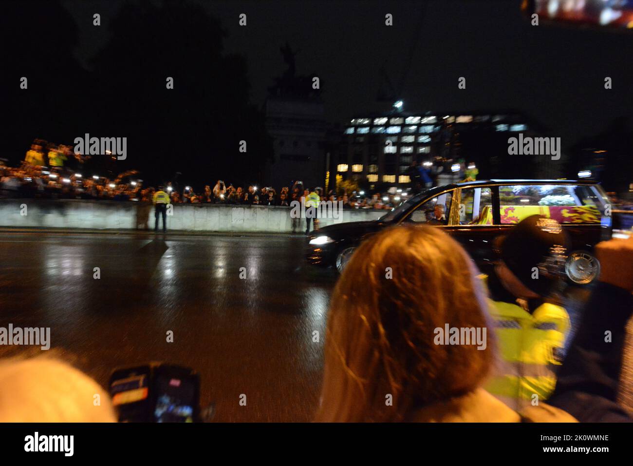 La notte la Regina Elisabetta II tornò a Londra dopo essere passata via in Scotland.Her, il suo percorso verso Buckingham Palace. Foto Stock
