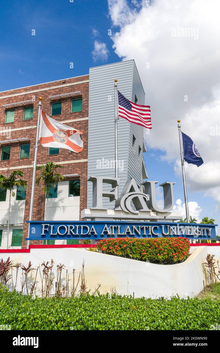 DAVIE, FL, USA - 1 LUGLIO 2022: Ingresso alla Florida Atlantic University. Foto Stock