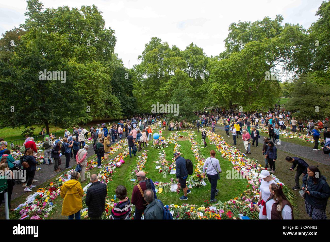 Londra, Inghilterra, Regno Unito. 13th Set, 2022. I pianisti che visitano tributi floreali alla Regina Elisabetta II sono visti nel Green Park. (Credit Image: © Tayfun Salci/ZUMA Press Wire) Credit: ZUMA Press, Inc./Alamy Live News Foto Stock