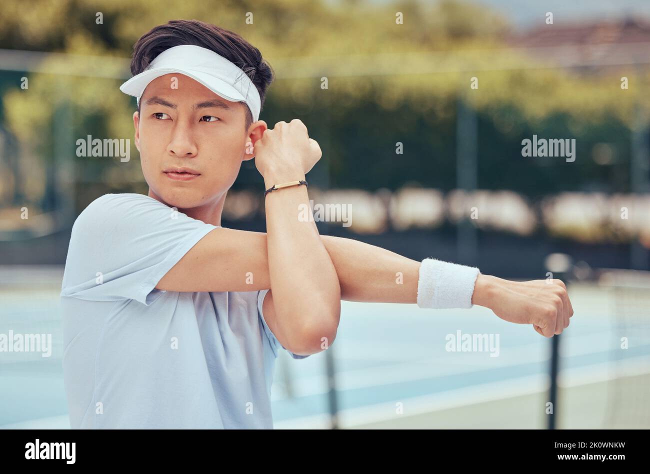 Tennista che si allunga prima della partita sul campo, allenandosi per la competizione sportiva professionale e motivando per lo sport fitness performance durante Foto Stock