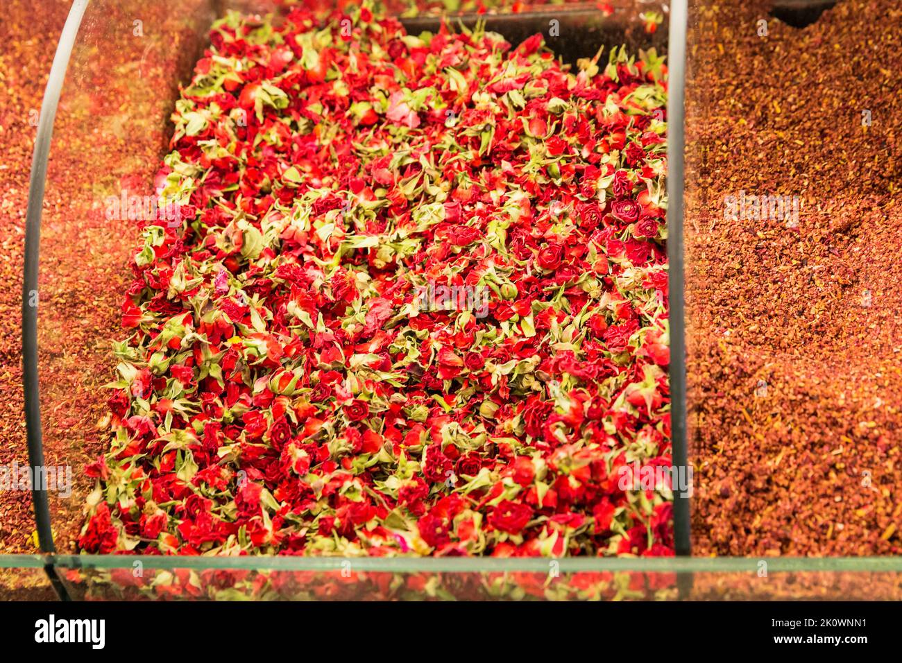 Primo piano di diversi tè di rose a base di erbe naturali secche nella speciale scatola sul mercato di strada Foto Stock